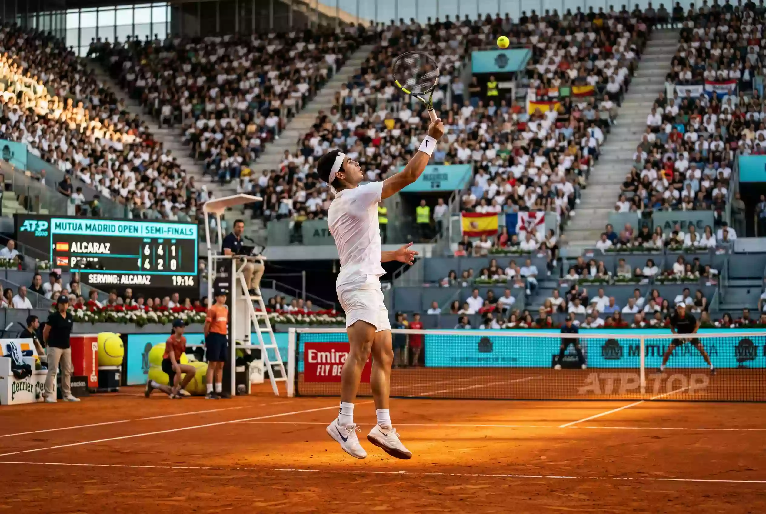 Pista de tenis profesional durante un partido ATP con marcador electrónico mostrando cuotas de apuestas en vivo